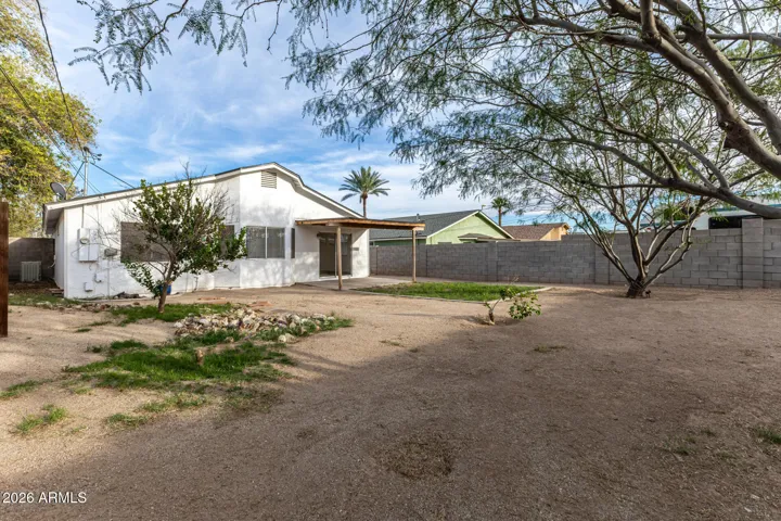 Large blank slate - add a pool or casita