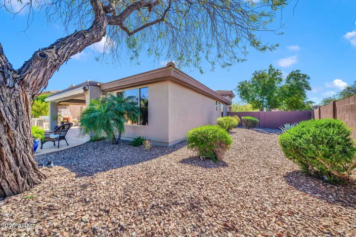 Large private side yard - putting green maybe?