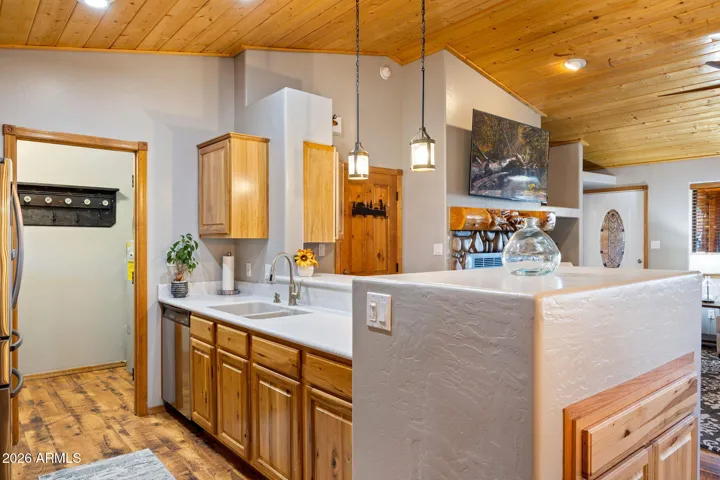 QUARTZ COUNTER TOPS OPENS TO GREAT ROOM