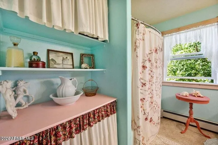 Full Guest Bath shared by 2 Guest Bedrooms.