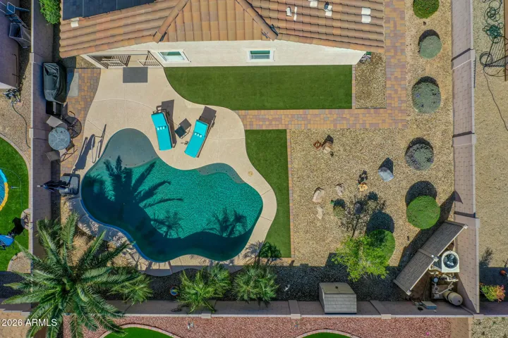 Large lot to make your landscaping imagination come alive!