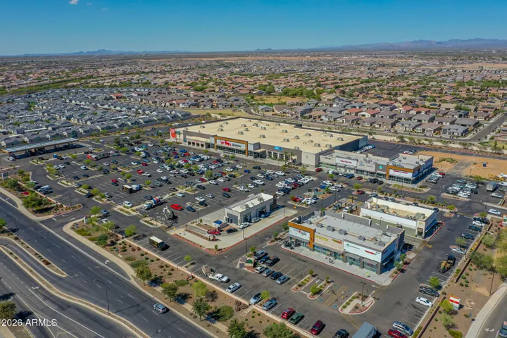 Close to shopping and dining