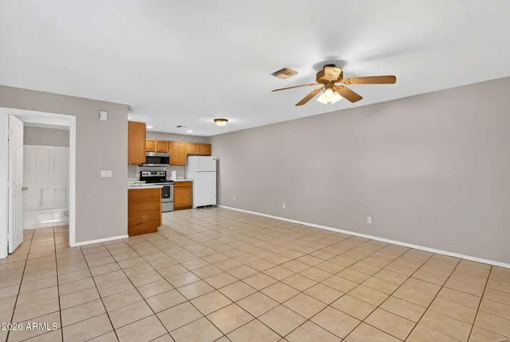 900 sqft shop apartment with full kitchen