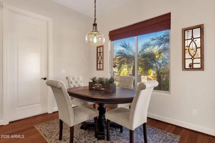 Casual dining adjacent to lkitchen.
