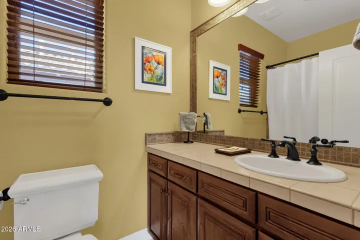 Full bath private to the fifth bedroom.