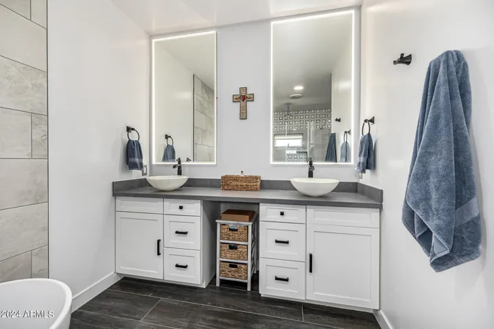 Main floor master dual sinks.