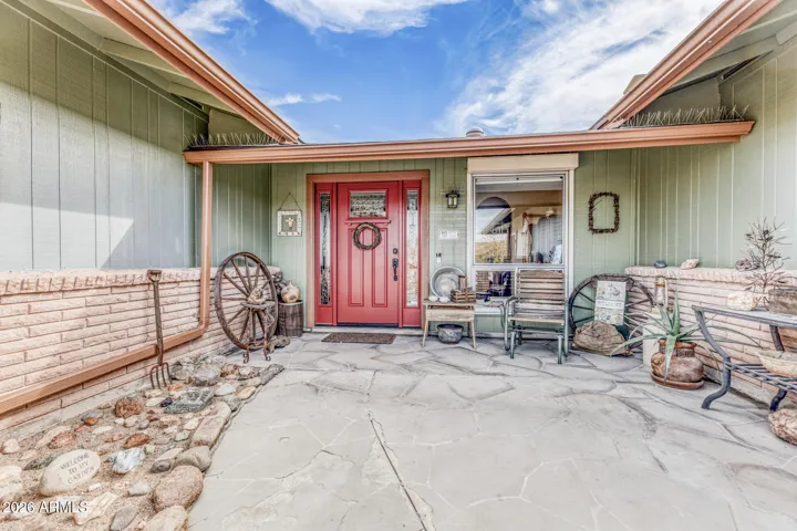 LARGE, PRIVATE COURTYARD - LOVE THE RED FRONT DOOR!