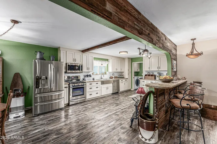 THIS HAS THE OMG FACTOR! FULLY REMODELED KITCHEN!