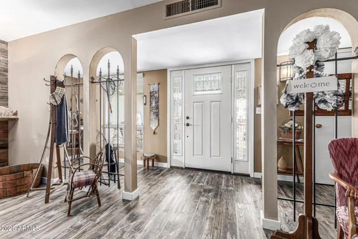 BEAUTIFUL ENTRYWAY