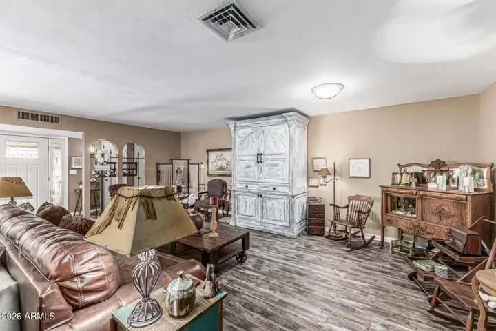 HUGE GREAT ROOM!