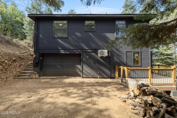 Side house, driveaway/yard