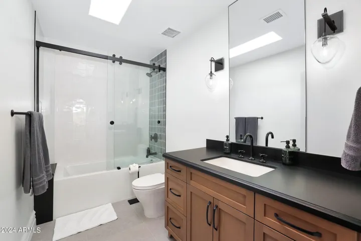 Guest bathroom 2