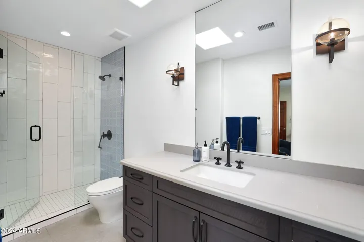 Guest bathroom 3