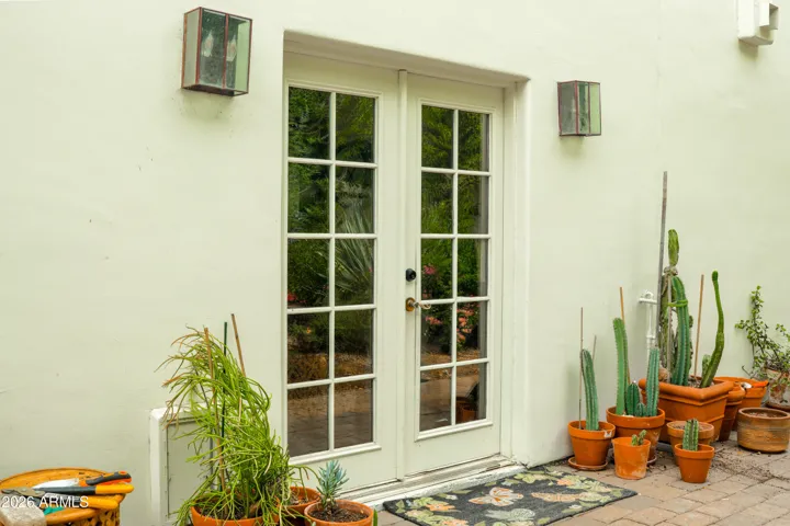 Casita with full kitchen, living room, bedroom, laundry