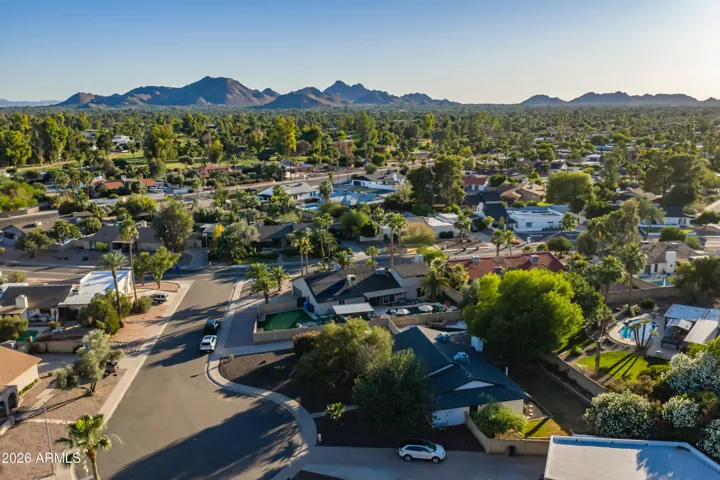 Minutes to freeway access, Scottsdale Qrtr, Kierland & Desert Ridge. Entertainment is just around the corner!