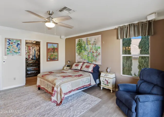 Primary bedroom w/ walk-in closet