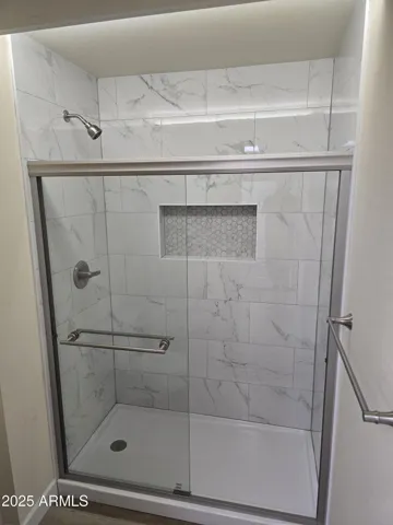 Beautiful Carrera tile with niche