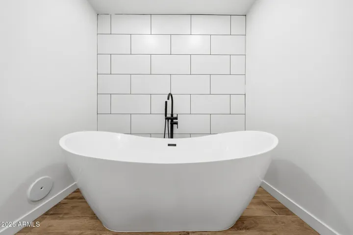 Primary suite, soaking tub.