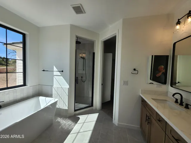 MASTER BATH. PICTURE IS OF A PREVIOUSLY BUILT SPEC.