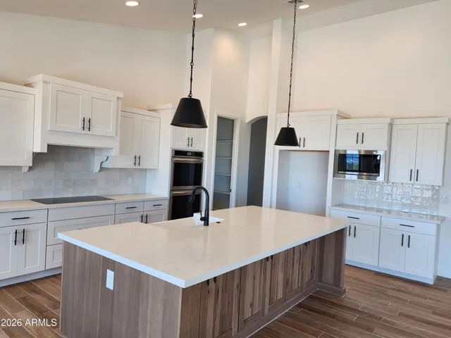 LARGE KITCHEN ISLAND. PICTURE IS OF A PREVIOUSLY BUILT SPEC.