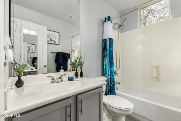 Secondary Bedroom En Suite Bath