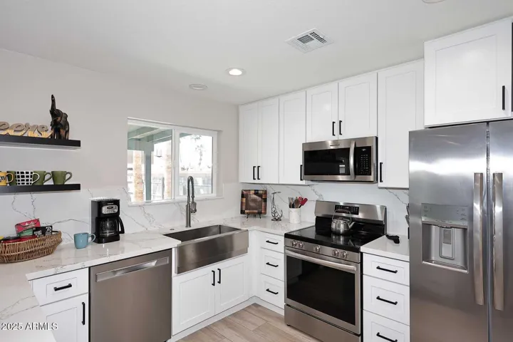 Spacious kitchen great for entertaining