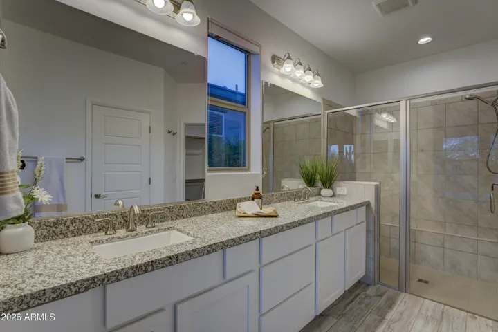 Master bedroom en suite
