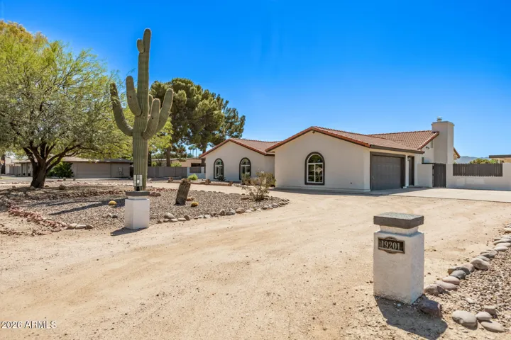 Horseshoe shaped driveway for ample parking