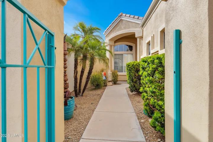 Private front walk way /entrance