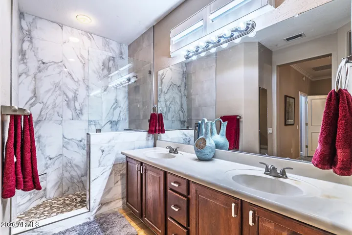 Walk-in Shower!