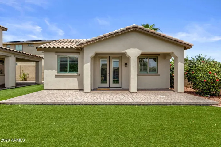 472 sqft with full bathroom