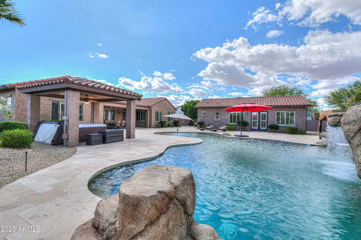 Huge Oasis Pool!