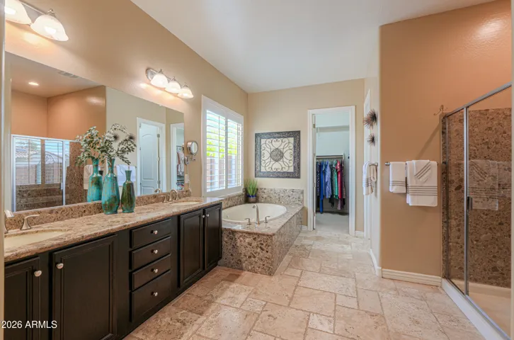 Large Master Bath w/Soaking Tub & Walk-In Shower