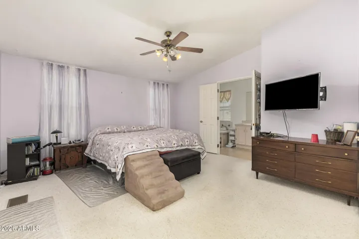 SPACIOUS MASTER BEDROOM WITH WALK-IN CLOSET