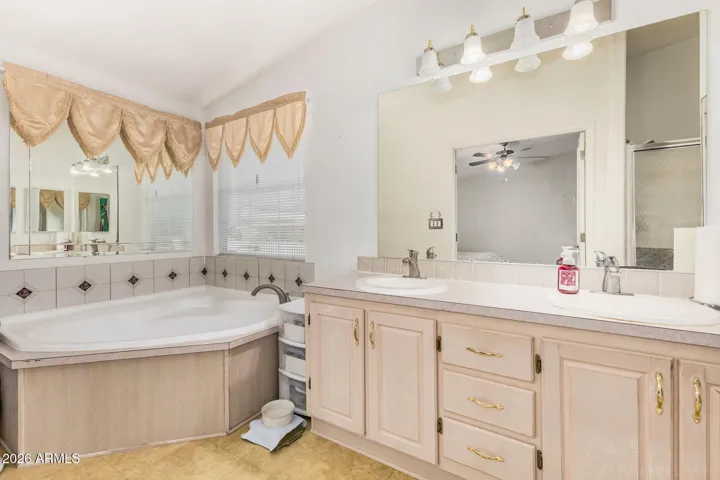 LARGE SOAKING TUB, DOUBLE VANITY & SEPARATE SHOWER IN MASTER