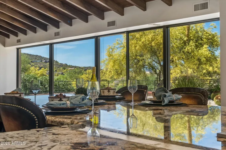 Wall of Glass Invites the Outdoors In