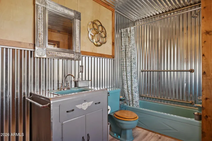 2023 Home Retro Bathroom