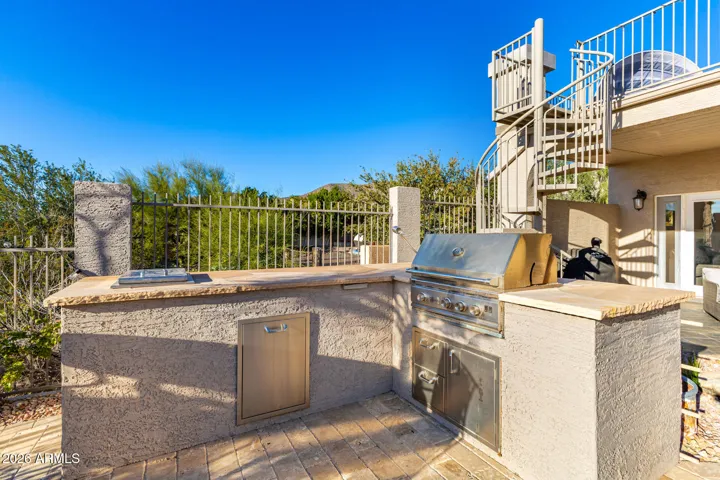 outdoor kitchen/BBQ/spiral staircase