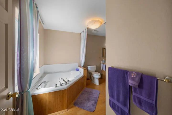 Corner garden tub