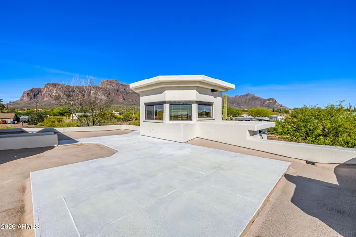 this viewing deck is accessible from the bonus room