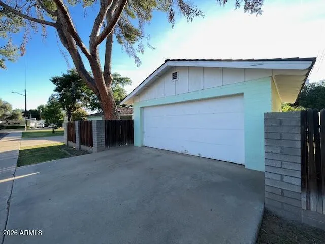 detached 2 car garage
