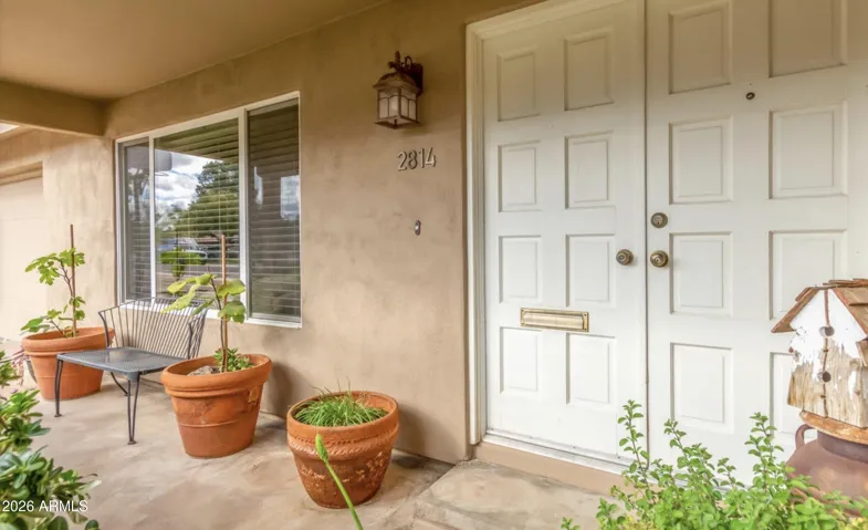 Wonderful entry that welcomes you home.