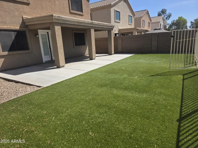 Easy maintenance artificial turf