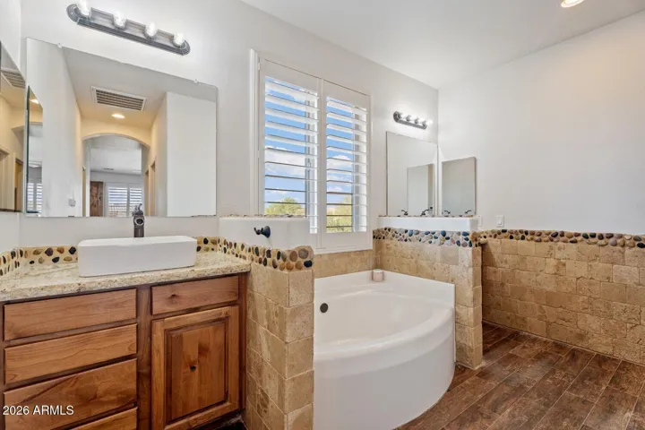 Primary bath w/ 2 vanities