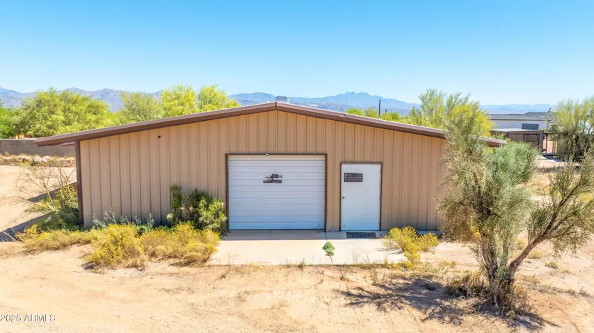 2,000 SF w/ A/C, two 220 Outlets