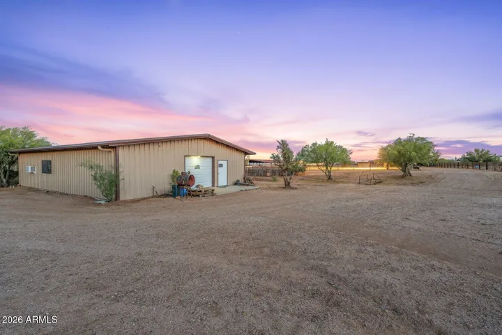 2,000 s.f. workshop could easily convert to casita