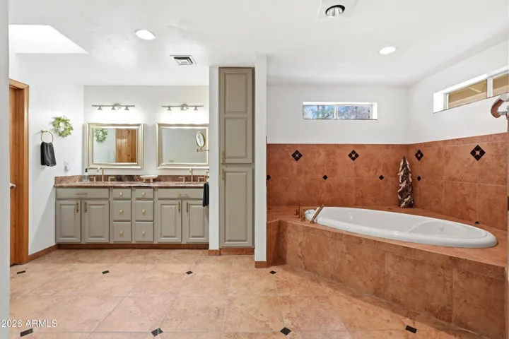 Primary Bathroom w/Dual Vanities, Soaker Tub & Walk In Shower