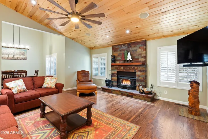Cozy Living Room w/Fireplace