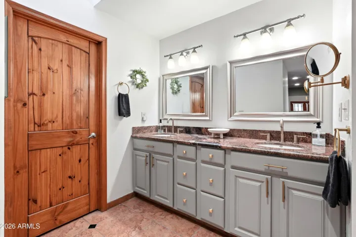 Primary Bathroom w/Dual Vanities, Soaker Tub & Walk In Shower