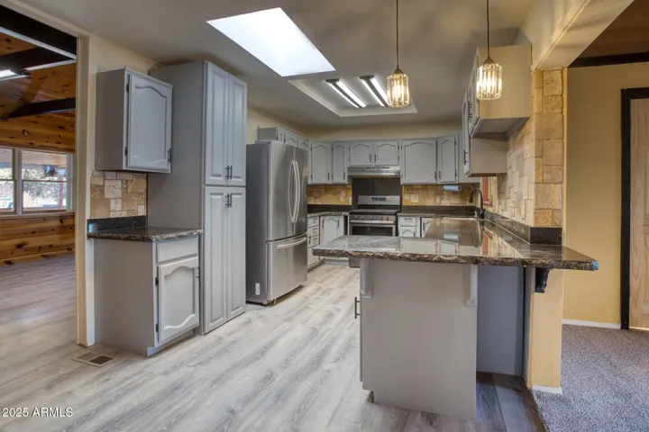 Spacious Kitchen w/Gas Range & Slab Granite Countertops